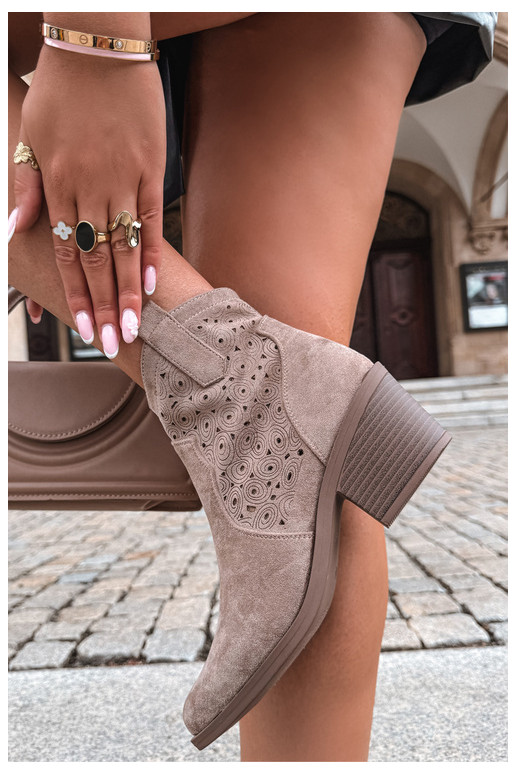 Botines de estilo cowboy en color arena con tacones S.Barski HY62-8147