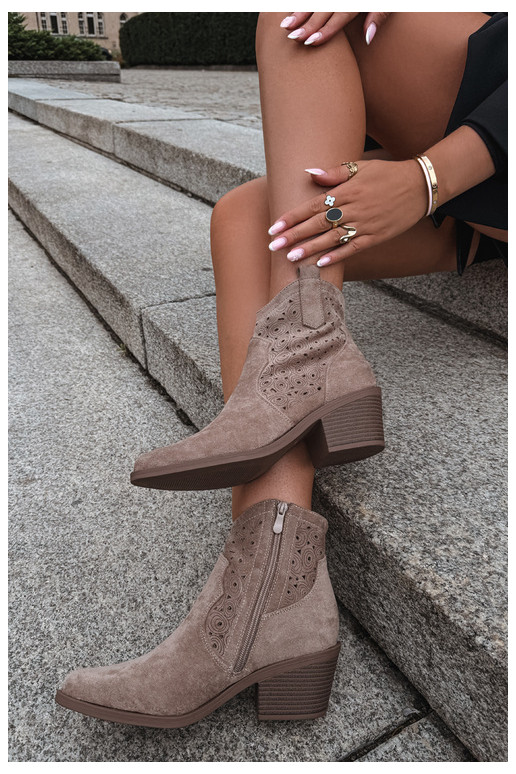 Botines de estilo cowboy en color arena con tacones S.Barski HY62-8147
