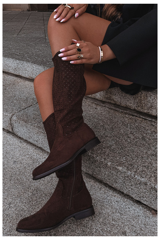 Botas altas con diseño calado y tacones anchos, marrones