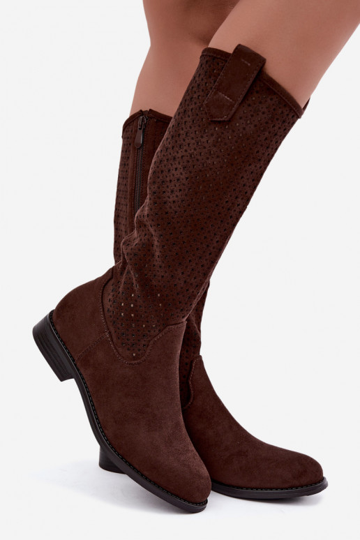 Botas altas con diseño calado y tacones anchos, marrones
