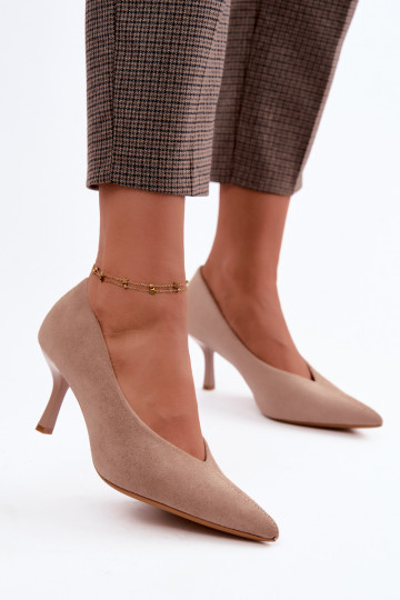 Zapatos de tacón color arena con bordado decorativo Sedria