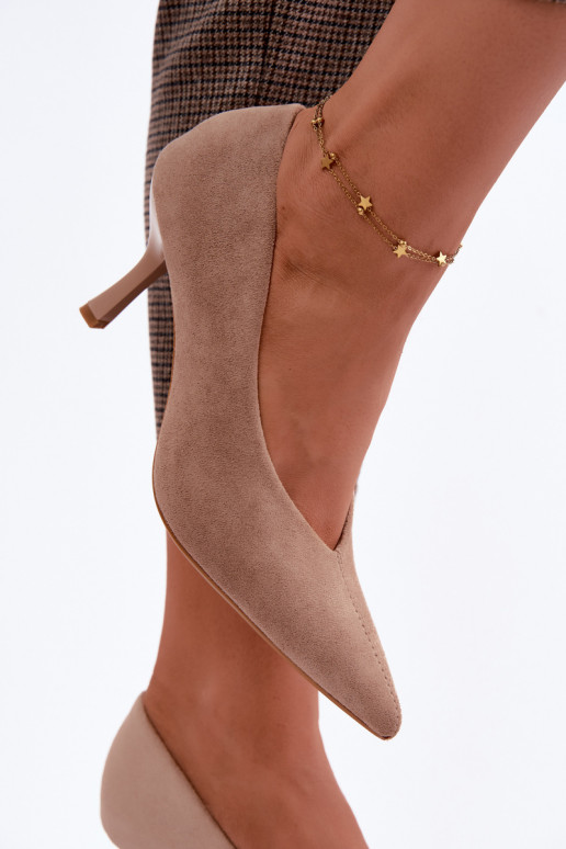 Zapatos de tacón color arena con bordado decorativo Sedria