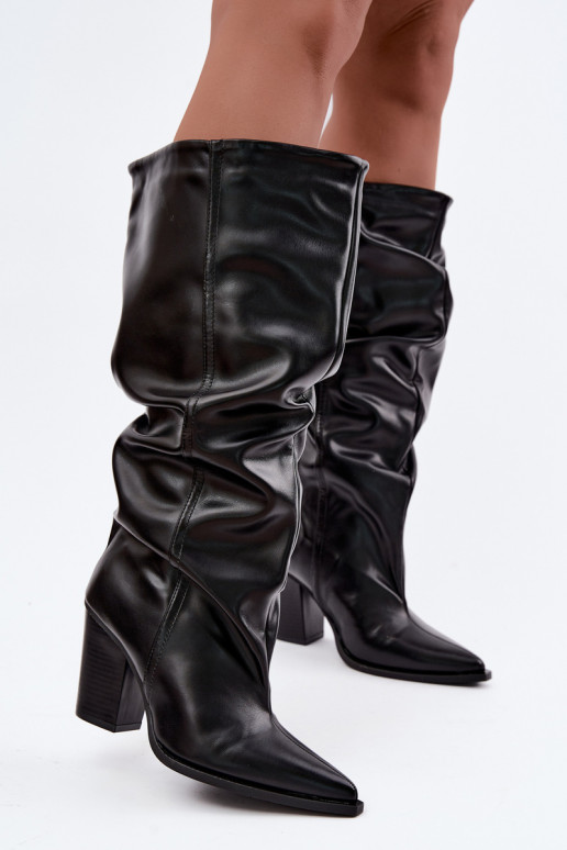 Botas altas tipo slip-on con tacones y volantes en cuero sintético negro Jensy