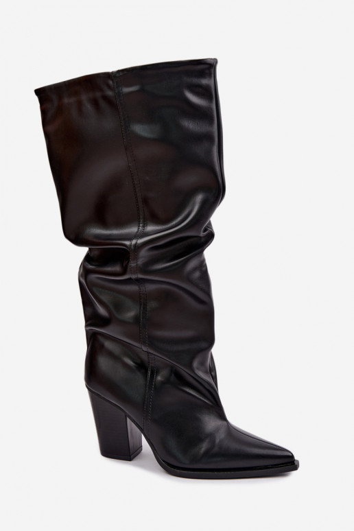 Botas altas tipo slip-on con tacones y volantes en cuero sintético negro Jensy