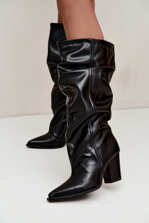 Botas altas tipo slip-on con tacones y volantes en cuero sintético negro Jensy