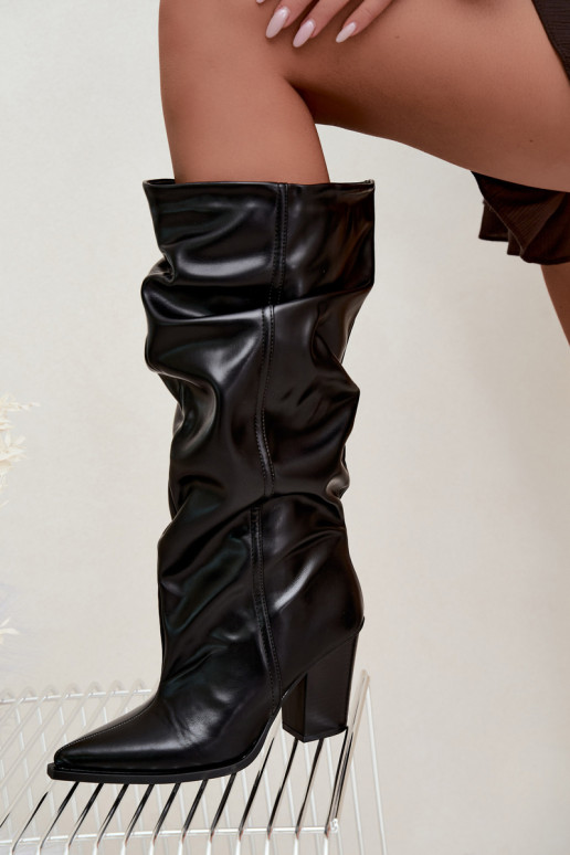 Botas altas tipo slip-on con tacones y volantes en cuero sintético negro Jensy