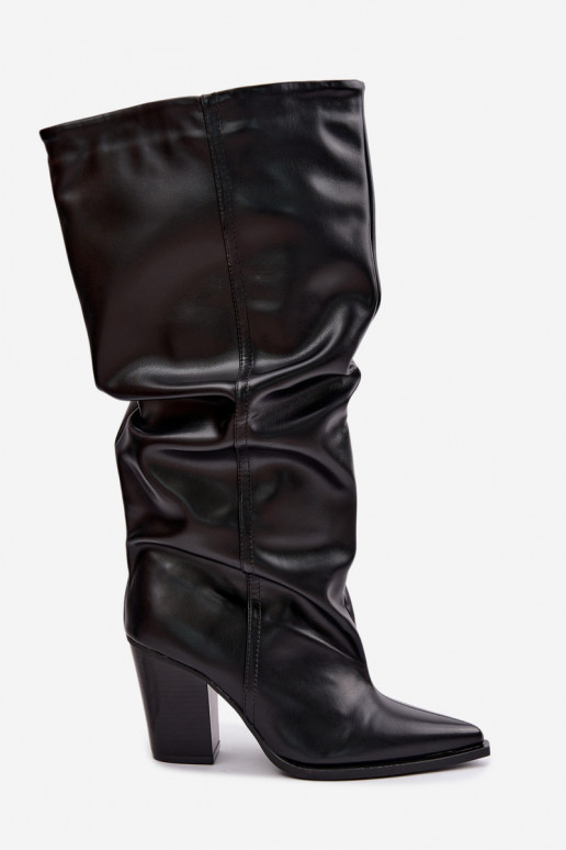 Botas altas tipo slip-on con tacones y volantes en cuero sintético negro Jensy