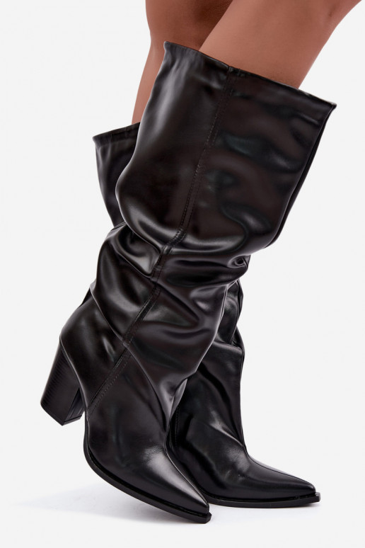 Botas altas tipo slip-on con tacones y volantes en cuero sintético negro Jensy