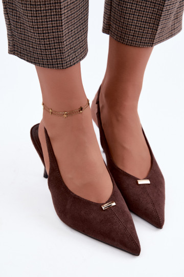 Zapatos de tacón abierto con detalles dorados y tacones finos en color chocolate Renisa