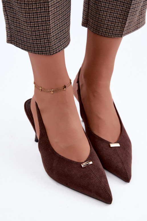 Zapatos de tacón abierto con detalles dorados y tacones finos en color chocolate Renisa