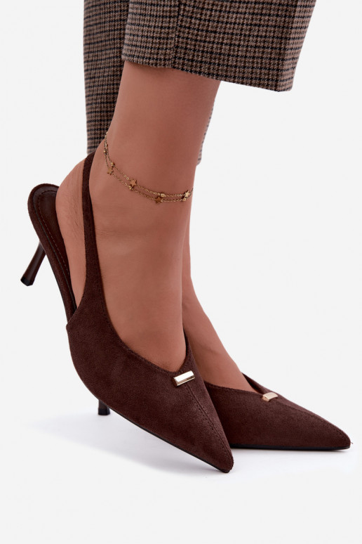 Zapatos de tacón abierto con detalles dorados y tacones finos en color chocolate Renisa