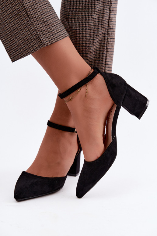 Zapatos negros con tacones y correas Olenae