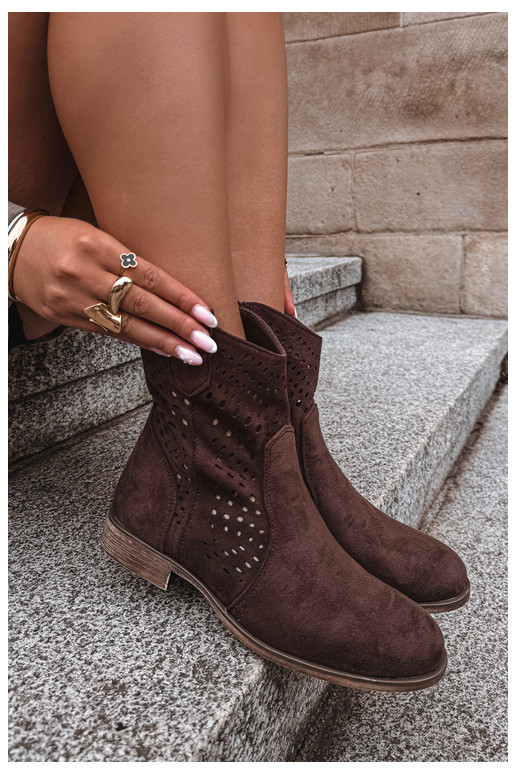 Botines calados con tacones anchos Amisna en color chocolate