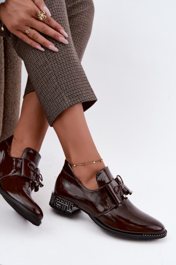 Zapatos lacados de tacón bajo con lazos en color chocolate Zazoo 1399