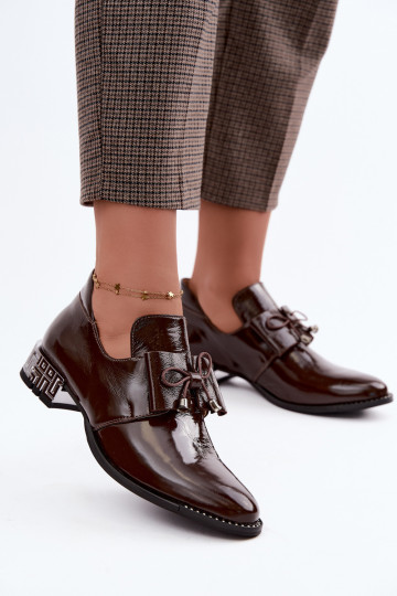 Zapatos lacados de tacón bajo con lazos en color chocolate Zazoo 1399 2