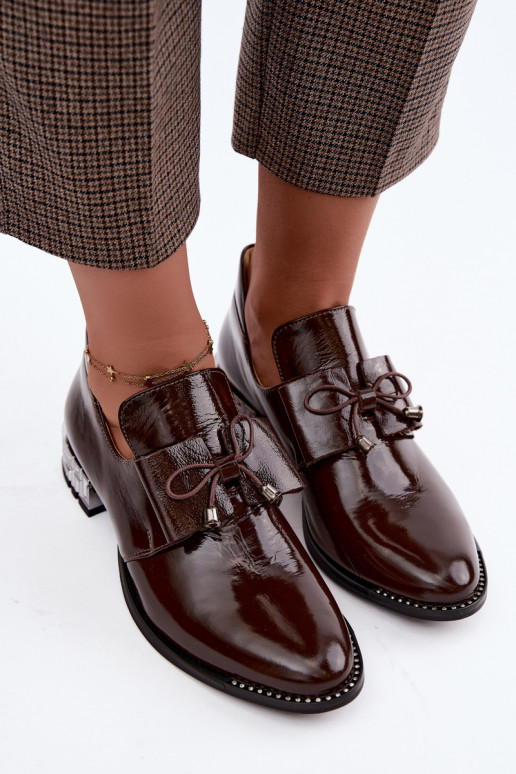 Zapatos lacados de tacón bajo con lazos en color chocolate Zazoo 1399