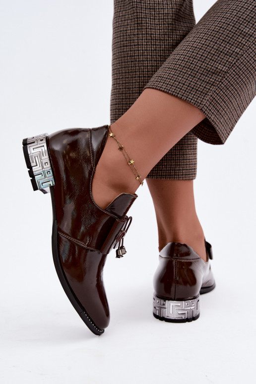 Zapatos lacados de tacón bajo con lazos en color chocolate Zazoo 1399