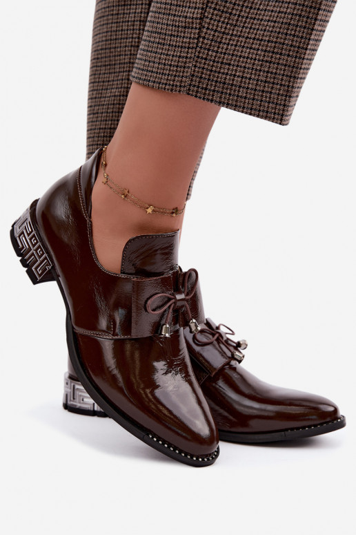 Zapatos lacados de tacón bajo con lazos en color chocolate Zazoo 1399