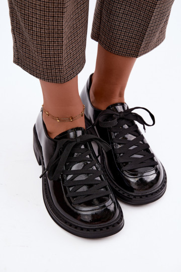 Mocasines de cuero charol con cordones en negro