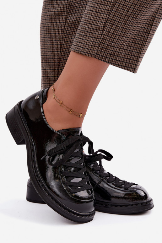 Mocasines de cuero charol con cordones en negro