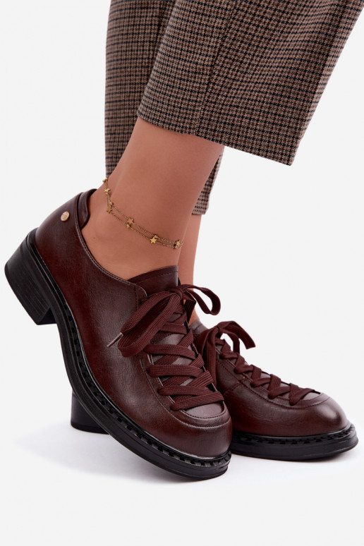 Mocasines de cuero charol con cordones en marrón oscuro