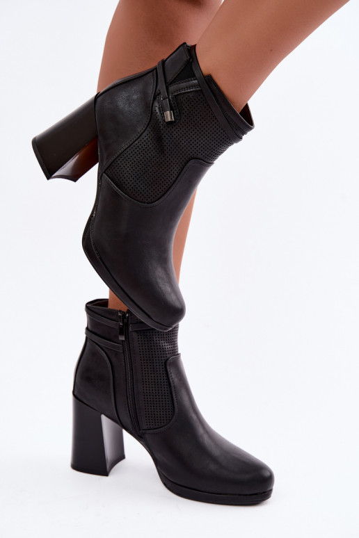 Botines aislados con tacón en negro