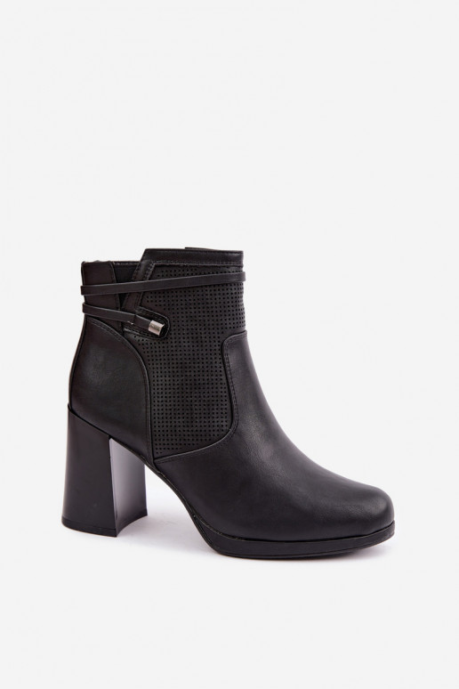 Botines aislados con tacón en negro