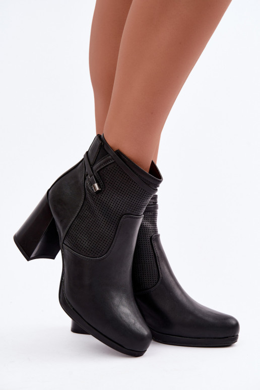 Botines aislados con tacón en negro