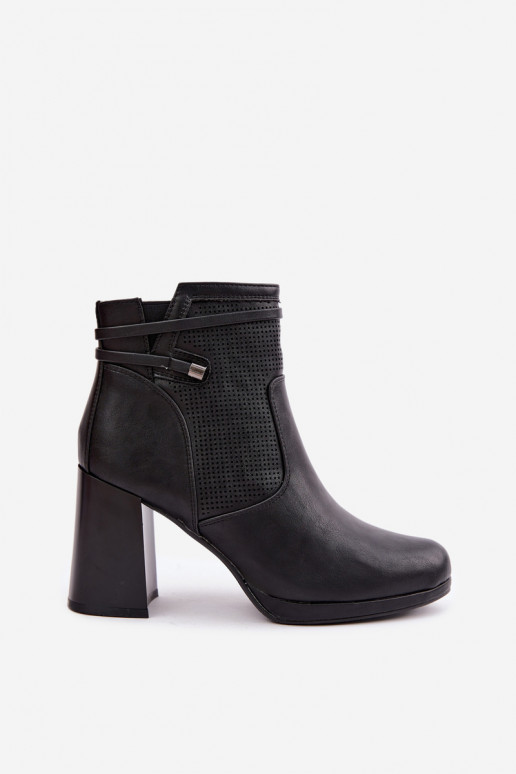 Botines aislados con tacón en negro