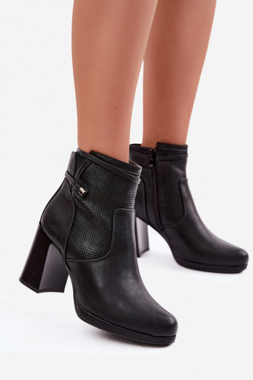 Botines aislados con tacón en negro
