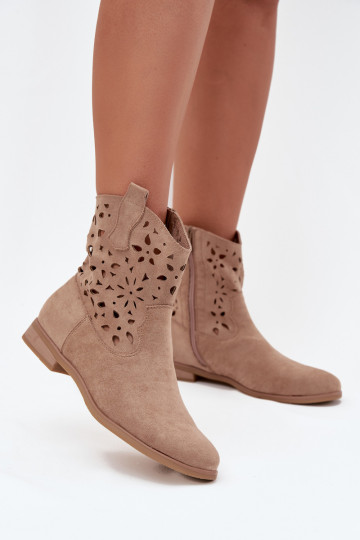Botines de mujer con elementos calados y tacones anchos en ante sintético color arena Athera