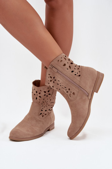 Botines de mujer con elementos calados y tacones anchos en ante sintético color arena Athera 2