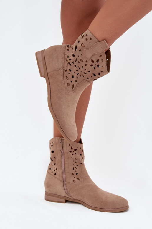 Botines de mujer con elementos calados y tacones anchos en ante sintético color arena Athera