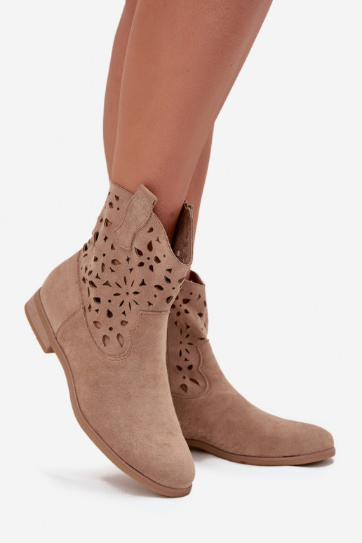 Botines de mujer con elementos calados y tacones anchos en ante sintético color arena Athera