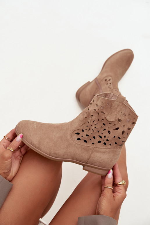 Botines de mujer con elementos calados y tacones anchos en ante sintético color arena Athera