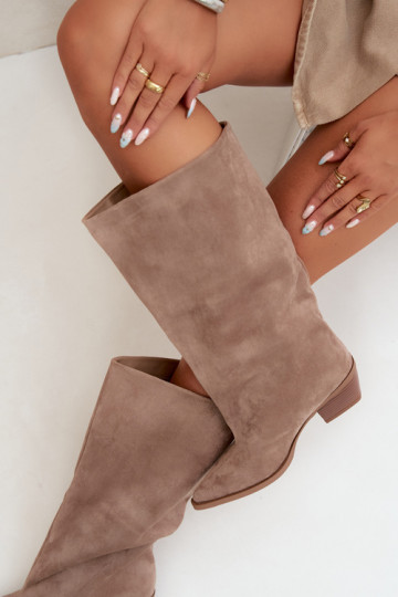 Un modelo convincente botas con tacones de gamuza ecológicaoAe beige Casella