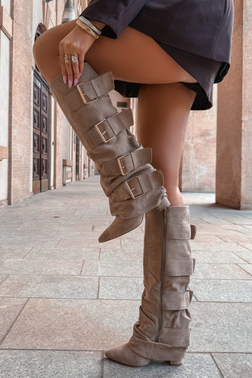 botas altas para mujer con caña cosida en color oro con hebillas en color caqui Isa
