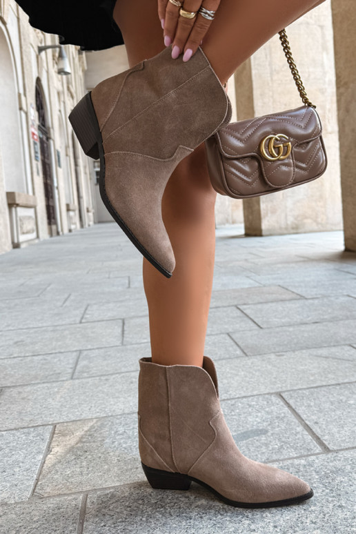 botines para mujer de estilo cowboy con tacón de ante natural color arena Norelle