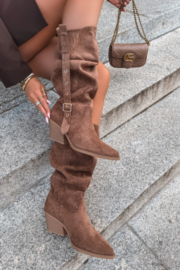 botas altas arrugadas de mujer estilo vaquero con correas y tacones en color marrón Adria