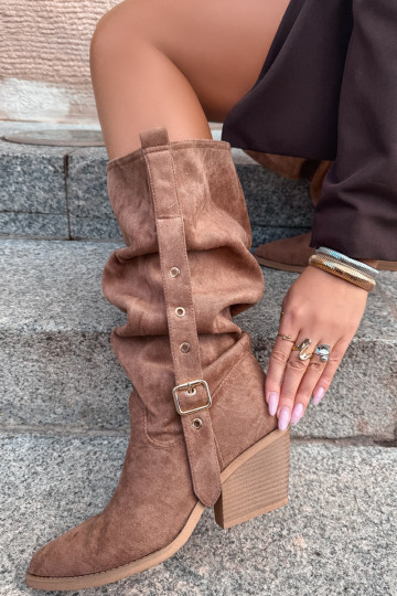 botas altas arrugadas de mujer estilo vaquero con correas y tacones en color marrón Adria 2