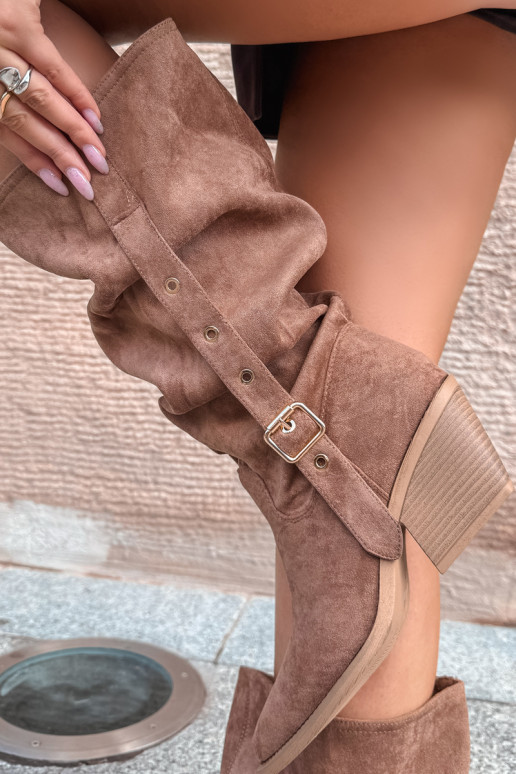 botas altas arrugadas de mujer estilo vaquero con correas y tacones en color marrón Adria