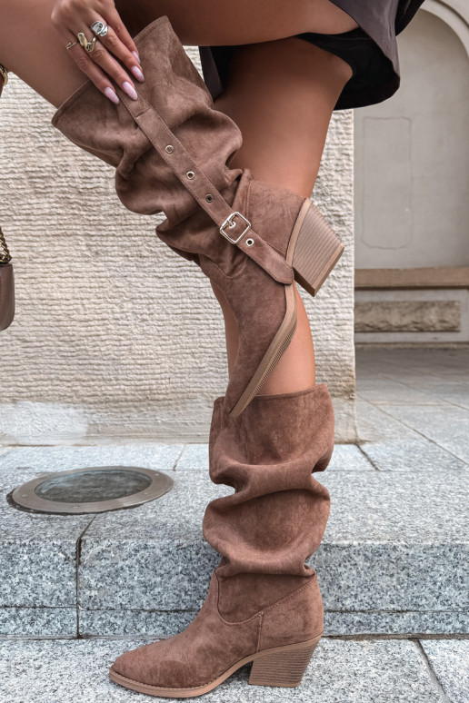 botas altas arrugadas de mujer estilo vaquero con correas y tacones en color marrón Adria