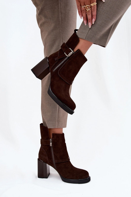 Botines de chocolate de ante sintético con tacones y hebillas Vinceza 91152
