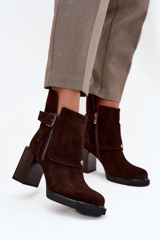 Botines de chocolate de ante sintético con tacones y hebillas Vinceza 91152