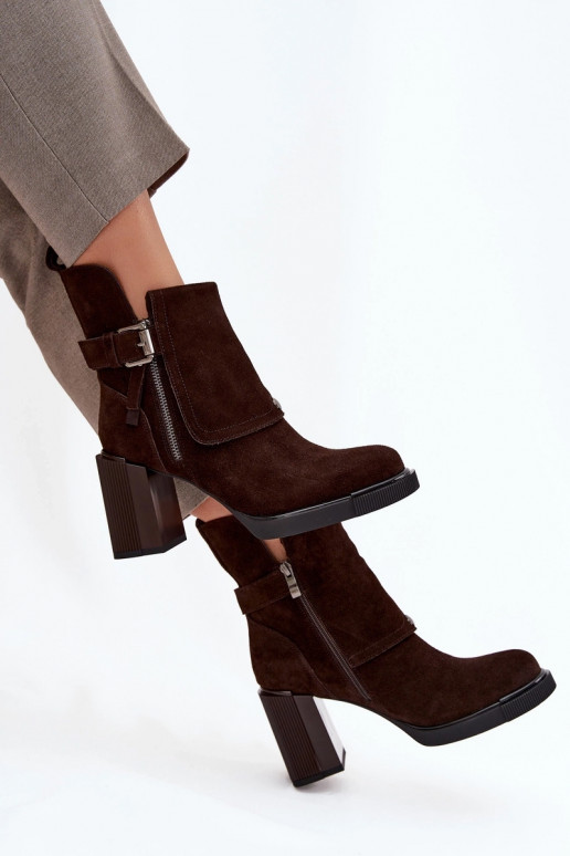 Botines de chocolate de ante sintético con tacones y hebillas Vinceza 91152