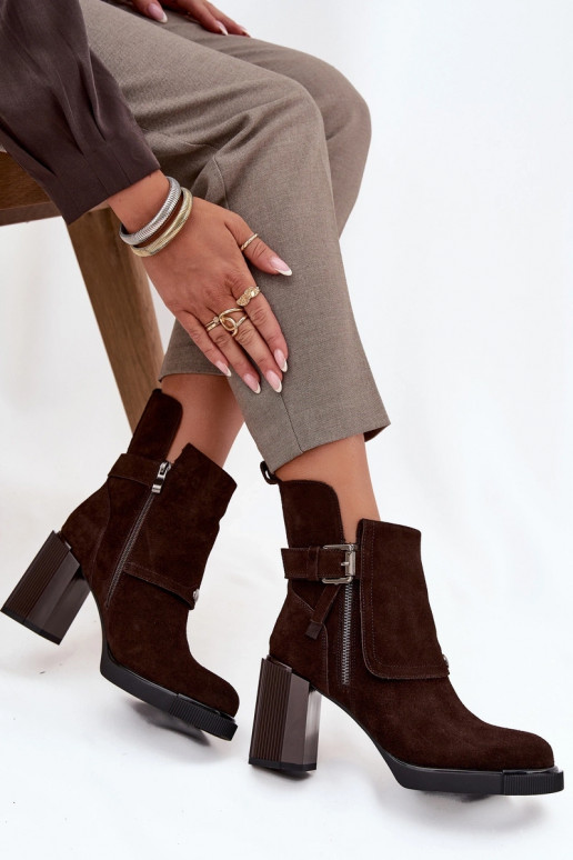 Botines de chocolate de ante sintético con tacones y hebillas Vinceza 91152