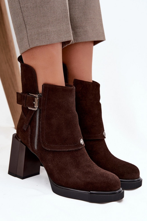 Botines de chocolate de ante sintético con tacones y hebillas Vinceza 91152