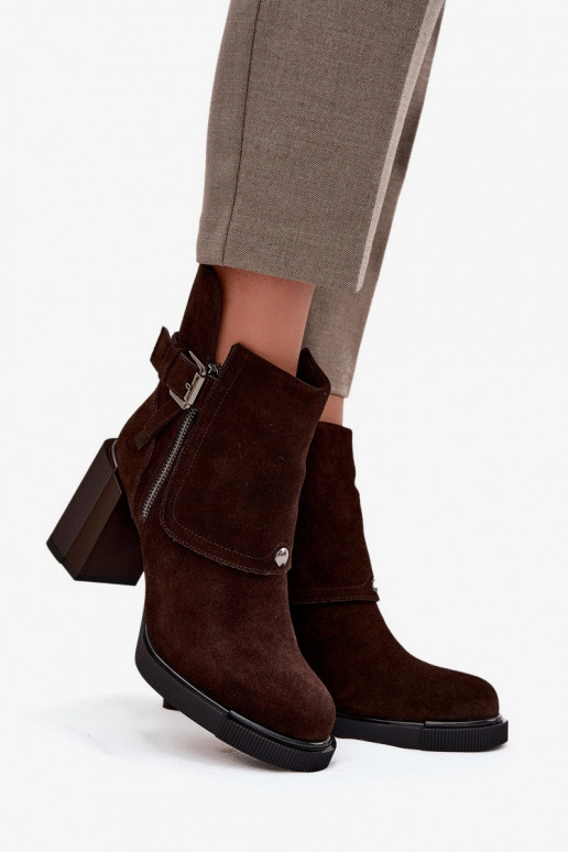Botines de chocolate de ante sintético con tacones y hebillas Vinceza 91152