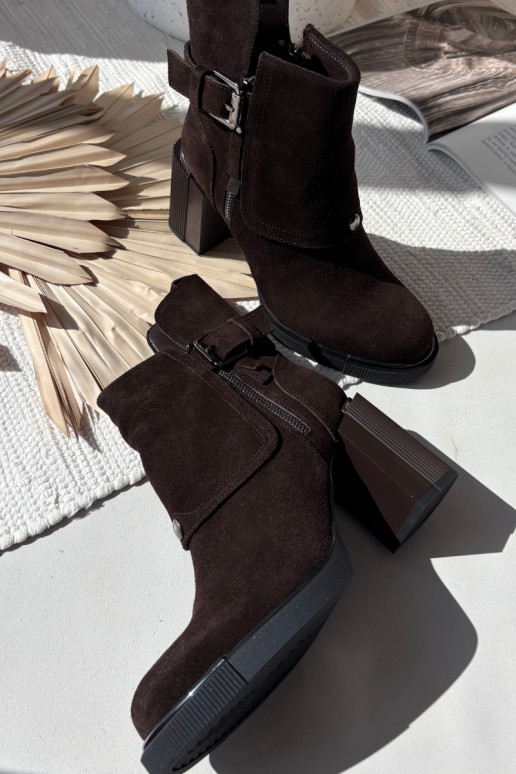 Botines de chocolate de ante sintético con tacones y hebillas Vinceza 91152