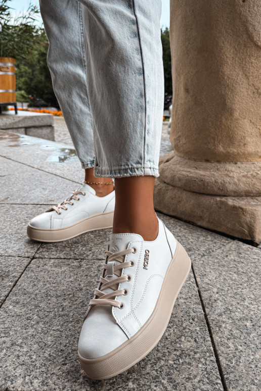 Zapatillas de cuero sintético con plataforma Kobbo en blanco